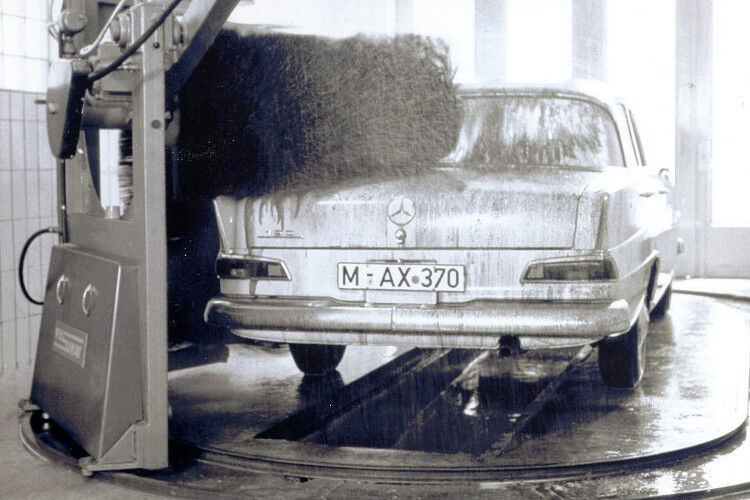 Die erste Wesumat fuhr vor 50 Jahren auf einer ovalen Bahn um das Fahrzeug herum. (Foto: Washtec)