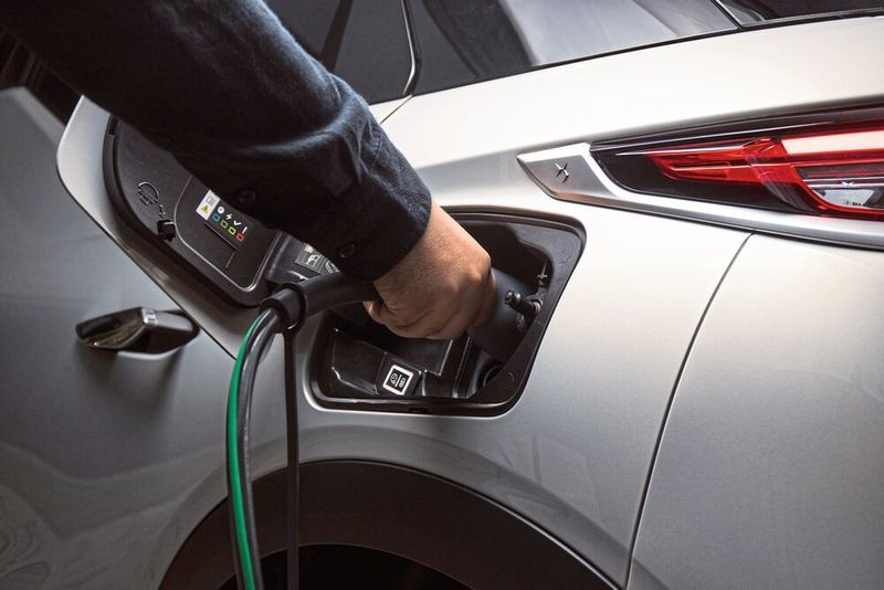 Nachladen dauert an einer Wallbox rund fünf Stunden, an einer Schnellladesäule lädt man mit bis 100 kWh in 30 Minuten 80 Prozent nach. (DS Automobiles/Thomas Cortesi)