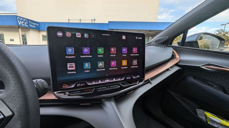 7. Die Bedienung: Tasten und klassische Bedienelemente finden sich im Tavascan nicht. Gesteuert werden sämtliche Funktionen über das riesige, 15 Zoll große Touchscreendisplay in der Mittelkonsole. Die Bedienung ist selbsterklärend: Man kommt immer schnell ans Ziel, und die Logos sind groß genug. Die Lautstärke und das Klima lassen sich über hinterleuchtete Schieberegler steuern. Empfehlenswert ist das optional erhältliche Head-up-Display: Das stellt sicher, dass der Blick auf die Straße gerichtet bleibt. Ebenfalls positiv hervorzuheben ist das Soundsystem mit zwölf Lautsprechern, das mit Sennheiser entwickelt wurde. (Bild: Mauritz – VCG)