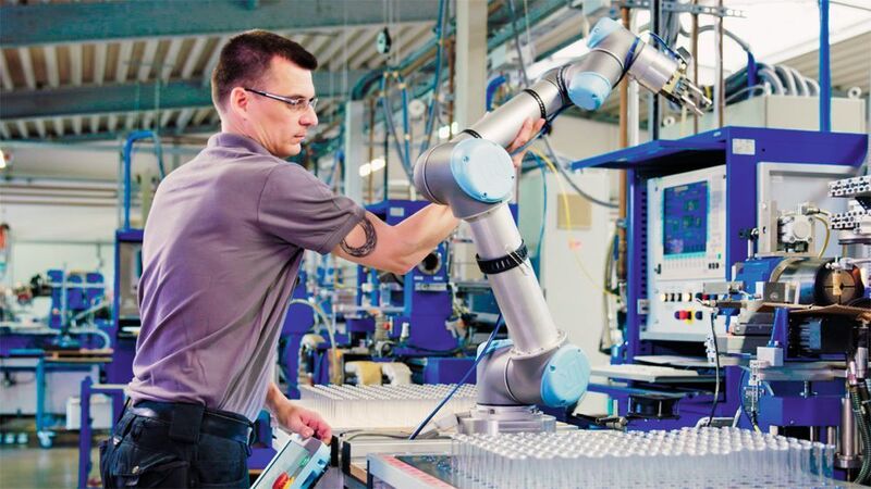 Jeder kann einen Roboter programmieren: Der Einsatz soll auch für die Nutzung in mittelständischen Unternehmen keine Hürde bedeuten.  (Universal Robots/Hofmann)
