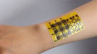 Ein Stück der neuentwickelten "elektronischen Haut". Das wiederverwertbare Material ist formbar, kann recyclet werden und ermöglicht zahlreiche neue Anwendungen für Sensorik, unter anderem im medizintechnischen Bereich. (Bild: Jianliang Xiao / University of Colorado Boulder)