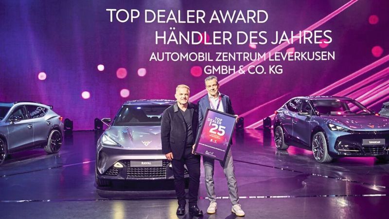 Händler des Jahres von Seat Deutschland ist das Automobil Zentrum Leverkusen. Die Urkunde übergab Alexander Buk, Geschäftsführer Seat Deutschland, an Horst Gebauer, den Leiter des Automobil Zentrums. (Bild: Seat Deutschland)