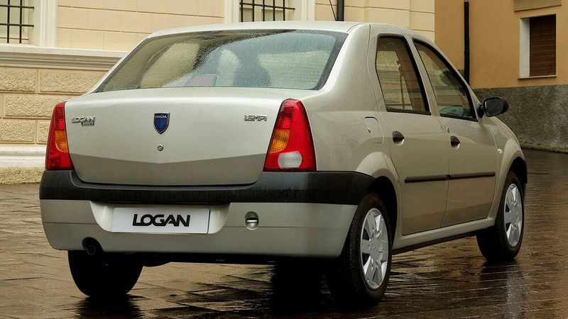 Dacia präsentierte 2004 zum Neustart der Marke unter Renault den Logan als erstes Billigauto. 2005 kommt er offiziell in Deutschland auf den Markt. Mit angepasster Sicherheitsausstattung (zwei Airbags und ABS) war er ab etwa 7.200 Euro zu haben und zählte damit zu den preisgünstigsten Neuwagen seiner Klasse. Ursprünglich wurde der Logan für den indischen Markt in einem Joint Venture mit Mahindra & Mahindra entwickelt. (Bild: Dacia)