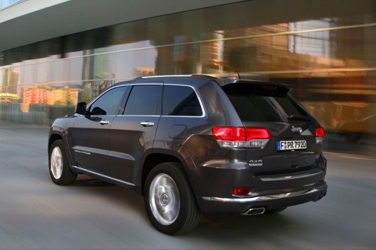 Am Heck unterscheidet sich der neue Grand Cherokee vor allem durch den neuen Dachspoiler von seinem Vorgänger. (Foto: Jeep)