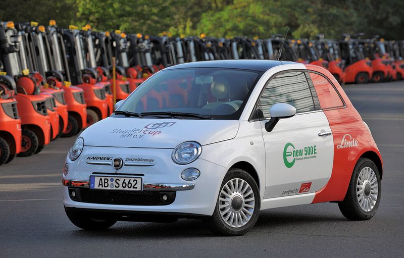 Der Karabag New 500 E – auf Basis eines Fiat 500 – ist mit Elektromotor und Leistungselektronik eines Linde-Gabelstaplers ausgestattet. (Bild: Linde Material Handling)