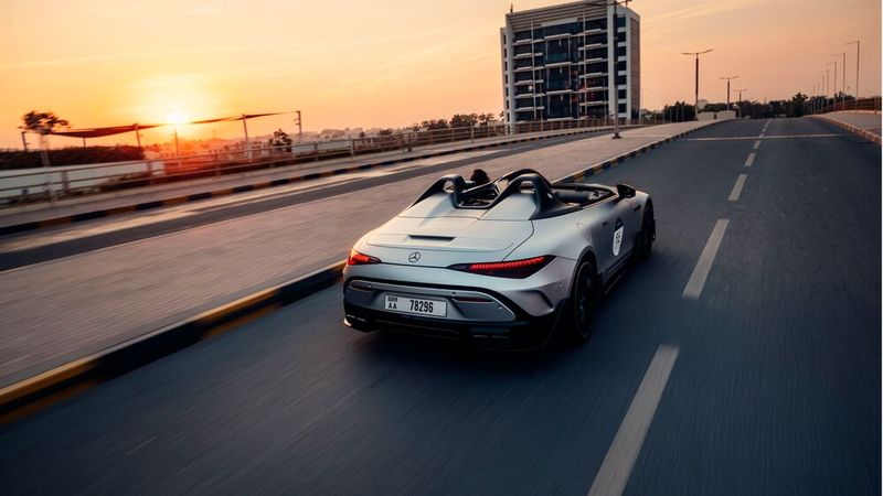 Zwei aerodynamische Höcker hinter den Sitzen zitieren die Silberpfeile der fünfziger Jahre. (Bild: Mercedes-Benz)