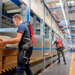 Bei solchen Arbeiten, die den Rücken stark beanspruchen würden, leistet das Exoskelett Cray X wertvolle Unterstützung. Auch die Beinarbeit des Mitarbeiters wird unterstützt.(Bild:  German Bionic)