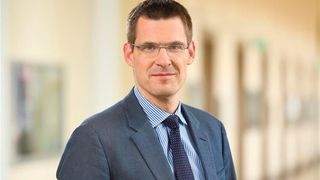 Mieses Zeugnis! Professor Niklas Potrafke vom Ifo-Institut gibt hier Auskünfte über die momentane Lage des Standorts Deutschland für die Industrie: „Damit es dem Wirtschaftsstandort Deutschland wieder besser gehen kann, werden Reformen benötigt“. (Bild: Ifo-Institut)