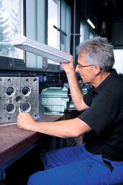 Individuell einstellbare Lichtlösungen kommen dem im Alter zunehmenden Lichtbedarf entgegen. (Bild: Waldmann)