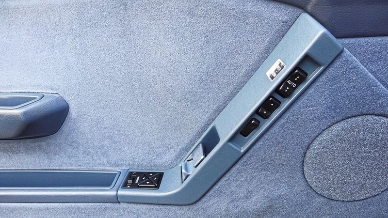 Was irgendwie auch für die Türverkleidung bzw. die dort seltsam platzierten Schalter gilt. Während man die Spiegelverstellung noch ohne Handverrenkungen erreicht, sieht das mit den Knöpfen für die Fensterheber schon anders aus. (Bild: Dominsky – VCG)