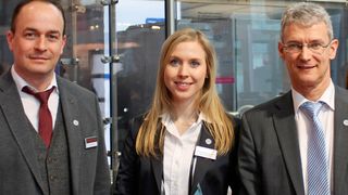Die beiden Bausch+Ströbel Vertriebsmitarbeiter Thomas H. Bühler, Katrin Schuler und Geschäftsführer Markus Ströbel nach der Preisübergabe auf der Interphex in New York (v.l.n.r.). (Bausch+Ströbel)