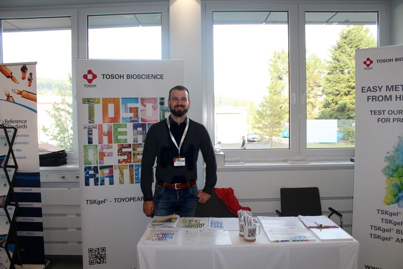 Patrick Endres von Tosh Bioscience steht für die Teilnehmer des HPLC-Praxistages mit Infomaterial zu verschiedenen Trennsäulen bereit. (Bild: LABORPRAXIS)