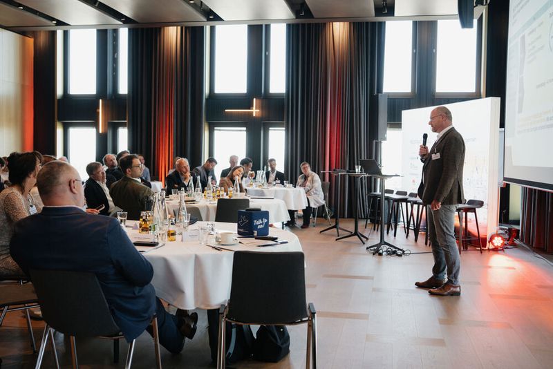 Besser zentral und gemeinsam als jeder für sich, das gilt auch für die Kommunen: Sachsen-Anhalt bietet Zentrale Service-Angebote – und viele Kommunen wollen dabei sein. CIO Bernd Schlömer, Staatssekretär und Beauftragter der Landesregierung für Informations- und Kommunikationstechnologie im Ministerium für Infrastruktur und Digitales des Landes Sachsen-Anhalt, stellte das Projekt vor. (©Manuel Emme Fotografie)