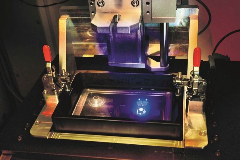Der 3D-Drucker besitzt zwei wählbare Belichtungssysteme: eines für hohe Aufbauraten (scrolling DLP) und eines für hohe Präzision (MPP).