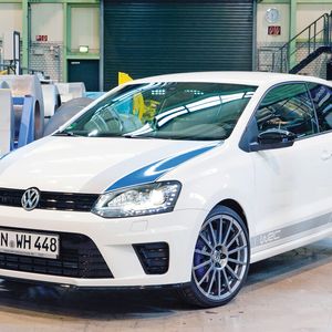 Eine Sonderserie des VW Polo ist mit einer Motorhaube aus Litecor, einem Hybridwerkstoff von Thyssen-Krupp Steel Europe, ausgestattet.