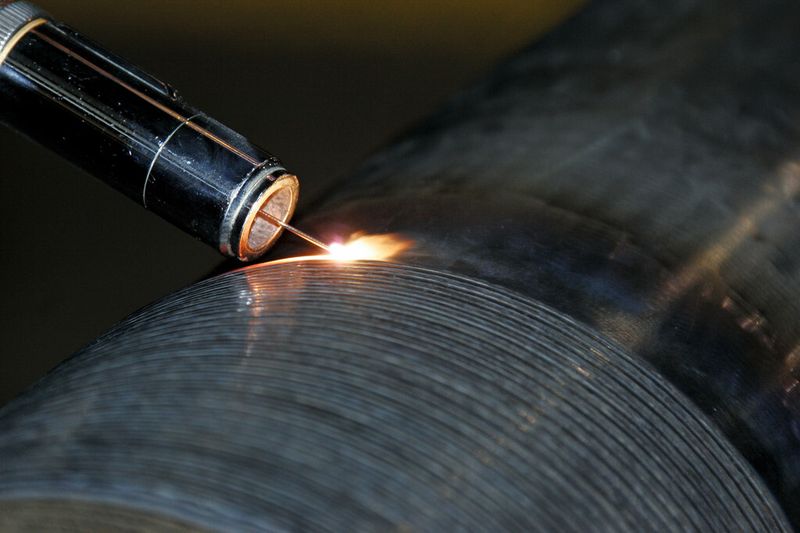 Bild 1: Der Diodenlaser etabliert sich zunehmend als Werkzeug zum Auftragsschweißen von Verschleißschutzschichten. Jüngstes Beispiel ist die Schichterneuerung bei Antriebswellen. (Alabama Laser)
