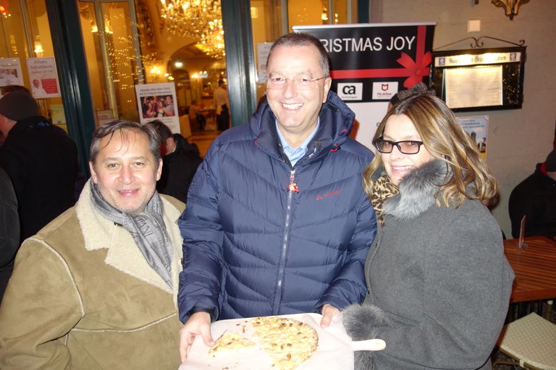 (m.) Achim Vetter, teilt seine Apfelpizza gerne mit Werner Theiner, eco, und Brita Hoffmann-Theiner, wz-n.,  (Bild: IT-BUSINESS)