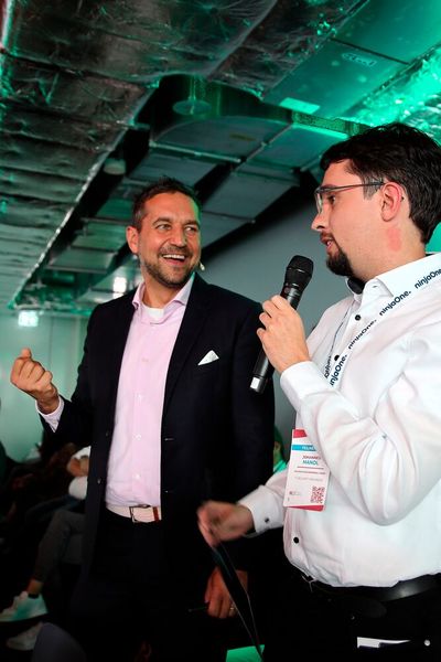 Als krönender Abschluss wurde aufgelöst, was sich hinter der „Let's Play“-Challenge verbrigt: Ein Cybersecurity-Quiz, in dem bunt zusammengewürfelte Teams gegeneinander antreten – Spaß und neue Connections inklusive. Moderiert wurde das Quiz von Ralf Schmitt, Geschäftsführer bei Impulspiloten (l.), der mit viel Humor und Charme die Teilnehmer auf die Schippe nahm, wie hier Johannes Mandl, Senior System- und Netzwerkadministrator bei Holmer, der mit seinem Team letztendlich das Quiz gewann. (Bild: Vogel IT-Akademie)