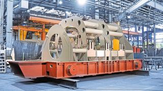 Aufgrund ihrer enormen Größe stellen Grundrahmen und Abdeckhauben für Industriegeneratoren in vielen Fertigungsbetrieben die Ausnahme dar. (Bild: IAA)