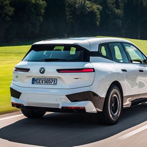 Es wird ab Herbst zwei Versionen geben, den iX xDrive 40 (ab 77.300 Euro) und den von uns gefahrenen iX xDrive 50 (ab 98.000 Euro).(Bild:  BMW)