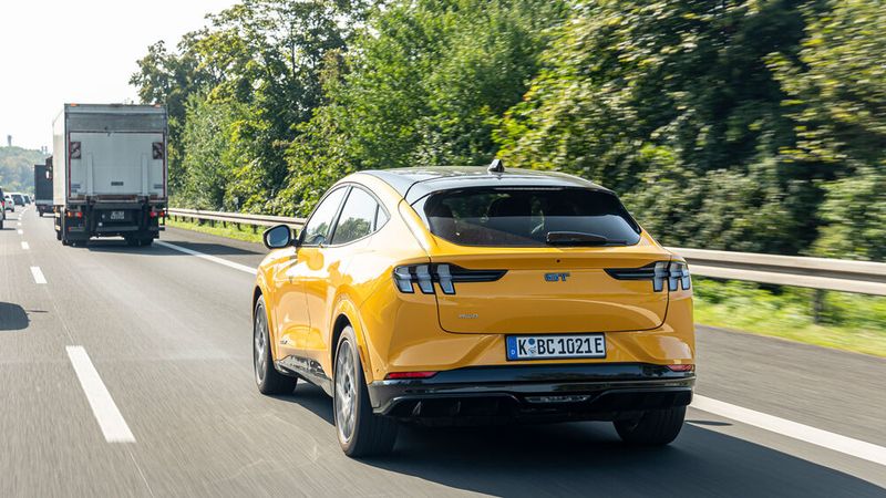 In Großbritannien zahlt die Kundschaft eine monatliche Gebühr von umgerechnet 21 Euro, um nach Level 2 autonom fahren zu können. (Bild: Autoren-Union Mobilität/Ford)