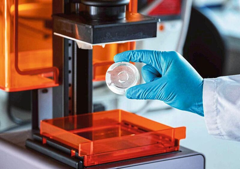 In 3D-gedruckten Kammern mit personalisierten Formen soll künftig transplantationsfähiges, körpereigenes Gewebe gezüchtet werden, das z. B. die Form einer zu schließenden Wunde annehmen kann. 