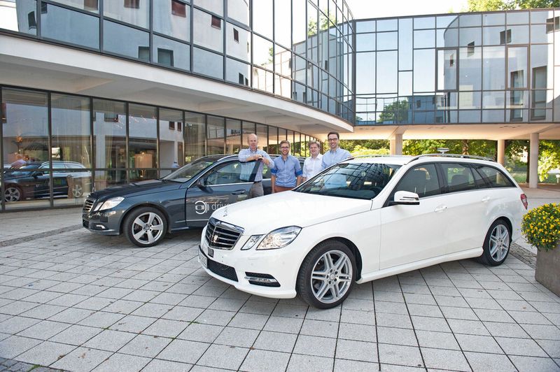 Automatisierte Versuchsfahrzeuge der Universität Ulm mit dem Kernentwicklungsteam. Das neue Auto ist im Vordergrund zu sehen. (Bild: Uni Ulm)