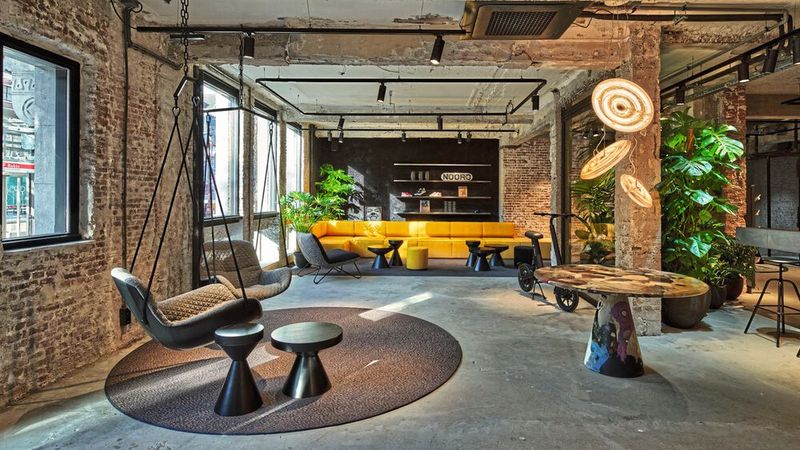 Der Standort ist allerdings eher Wohnzimmer als Autohaus. (Bild: Lynk & Co)