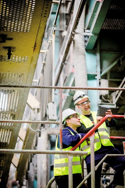 Die Industriedienstleister Bilfinger machen ihr Instandhaltungsportfolio transparent: Mit dem Projekt iMaintenance sollen Instandhalter jederzeit auf Meldungen und Aufträge aus SAP zurückgreifen können und die entsprechenden Rückmeldungen ins System einspeisen. Dabei kann der Werkstattmeister mittels eines einfachen Drag&Drop-Systems Aufgaben verteilen und Meldungen zuweisen. Der Status der Aufgaben kann jederzeit über das Planungstool Enginius erfasst werden. Da die Rückmeldungen auch zur Bewertung des Instandhaltungszeitraums genutzt werden, lassen sich mittels von Bilfinger und dem Kunden definierten Algorithmen Wartungszyklen optimieren. (Bild: Bilfinger/Nadine Rupp)