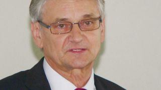 Eine gläserne Werkzeugmaschine kündigt Helmut Bode, Leiter Geschäftsbereich Produktionsmaschinen, Schaeffler Industrie, für den Messeauftritt auf der EMO 2013 an: "Daran können wir zeigen, dass wir das Gesamtsystem Werkzeugmaschine gemeinsam mit unseren Kunden beherrschen". (Drescher/konstruktionspraxis)