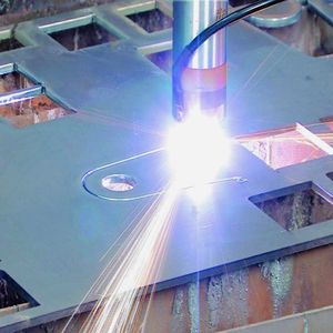 Bild 2: Das Plasmaschneiden eignet sich bei 400 A Stromstärke für Bleche bis 80 mm Dicke.  Bild: Knuth