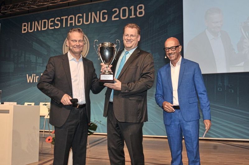 Völlig unabhängig vom Kalligraphen ging ein weiterer Ehrenpreis für wirkungsvolle Pressearbeit im Kfz-Gewerbe an Carsten Beuß (Mitte), Hauptgeschäftsführer des Landesverbands Baden-Württemberg. ZDK-Vorstand Arne Joswig (li.) und Moderator Michael Förster gratulierten.  (Bild: Zietz/»kfz-betrieb«)