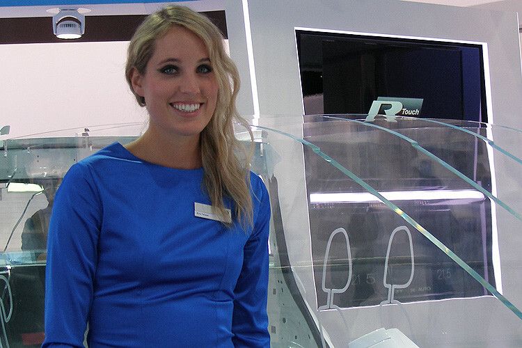 Was die Konzernkernmarke aber keineswegs konsequent durchhält: Auch diese Dame arbeitet für Volkswagen. (Foto: Grimm)