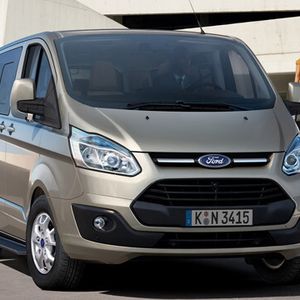 Ford bringt den neuen Transit zunächst als Personentransporter.