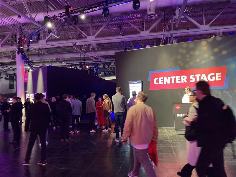 Besucher warten am Dienstag darauf, zur Centerstage eingelassen zu werden, die jedoch voll besetzt ist. (Bild: Dagmar Merger/VCG)