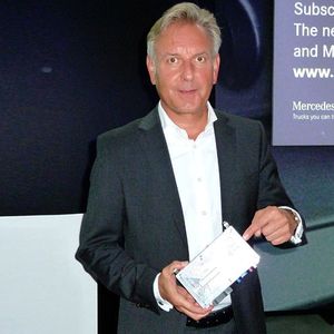 Das Herzstück des vernetzten Lkw hält Stefan Buchner, Leiter Mercedes-Benz Lkw, in Händen: die neue „Fleet Board Connectivity Platform“.