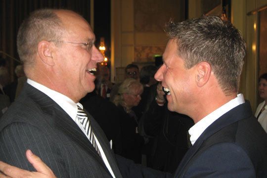 Sorgten sich gemeinsam um die Sicherheit der Kinder: ZDK-Sprecher Helmut Blümer und Bernd Mayländer, Formel-1-Safety-Car-Fahrer und Testimonial bei der ZDK-Aktion „Safety Cars für Safety Kids“. (Archiv: Vogel Business Media)