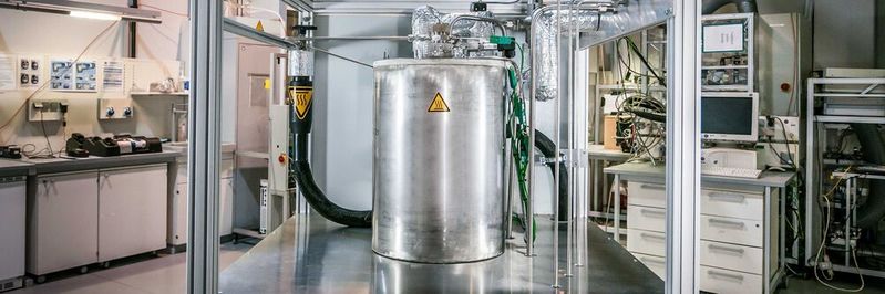 Im Ammonia-Cracker wird NH3 in ein Gasgemisch aus 75 Prozent Wasserstoff und 25 Prozent Stickstoff zerlegt. Im Ammonia-Cracker wird NH3 in ein Gasgemisch aus 75 Prozent Wasserstoff und 25 Prozent Stickstoff zerlegt.