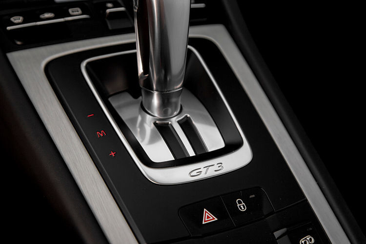 Neben dem Doppelkupplungsgetriebe gibt es alternativ und ohne Aufpreis auch ein manuelles Sechs-Gang-Getriebe. (Porsche)