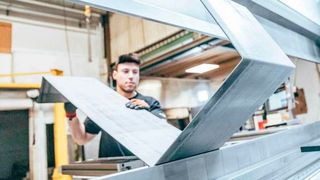 Bei einer nutzbaren Einbauhöhe von 880 Millimetern bei der neuen Biegemaschinenserie Trubend 8000 von Trumpf können auch Werkstücke mit großen Schachtelhöhen bearbeitet werden. (Bild: Trumpf)