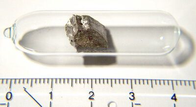 Cer wurde 1803 von Jöns Jakob Berzelius und Wilhelm von Hisinger und gleichzeitig von Martin Heinrich Klaproth entdeckt. Es wurde nach dem Zwergplaneten Ceres benannt. Da sich die chemischen Eigenschaften der Seltenen Erden ähneln, wird metallisches Cer selten in Reinform eingesetzt, sondern in der Mischung. Geringe Beimengungen von (mehr oder weniger reinen) Cer-Verbindungen verleihen anderen Materialien bestimmte Eigenschaften: z.B. als Bestandteil einiger Spezialgläser, zum Beispiel UV-Filter und Windschutzscheiben, und Enttrübungsmittel in der Glasherstellung oder zur Färbung von Emaille. (Bild: CE2k2g / Alchemist-hp / CC BY-SA 2.0)