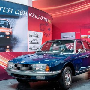Disruptiv und damals heftig diskutiertes Design: Der NSU Ro 80 fuhr 1967 dem Zeitgeist voraus und scheiterte. Als eines von wenigen Serienfahrzeugen hatte er einen Wankelmotor mit einer Leistung von 115 PS (85 kW). Das „Ro“ im Namen steht für „Rotationskolben“. Ein Kernproblem war der unverhältnismäßig große Kraftstoffverbrauch. In einem Bericht von 1968 wurde ein Testverbrauch von 19,6 l/100 km ermittelt.(Bild:  Audi)