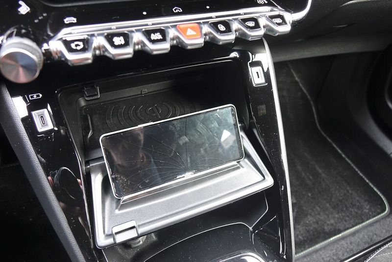 Dort kann man das Telefon aufstellen. Auch wenn man während der Fahrt nicht soweit unten auf das Display schauen kann. (Bild: Sven Prawitz/VCG)