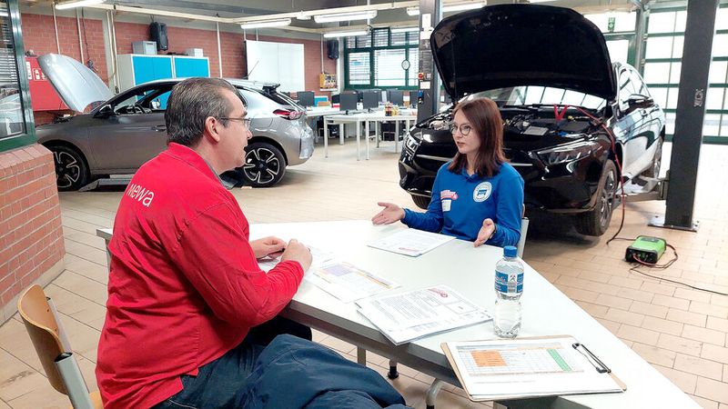 Laura Thiel aus Thüringen erklärt Prüfer Oliver Weckler die Unterschiede zwischen Teil- und Vollkaskoschutz.  (Bild: Weinschenk - VCG)
