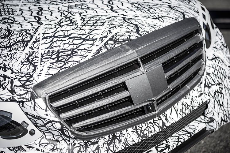 Aber auch der „Luxuskühler“ mit dem auf der Motorhaube montierten Stern ist nach wie vor schön anzusehen. (Foto: Daimler)