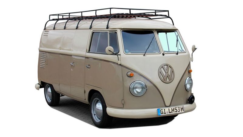 2. Preis: VW Bus T1 Kastenwagen Bj. 1962. Als das Symbol des deutschen Wirtschaftswunders schlechthin gilt der VW T1, die genaue Bezeichnung lautet VW Typ 2 T1 (Typ 1 war der Käfer). Als Marktführer in seinem Segment war der VW Bus T1 im Nachkriegsdeutschland überall zu sehen. Es gab ihn als Bus, Krankenwagen, Feuerwehr- und Polizeifahrzeug, mit Pritsche auf allen Baustellen und sogar auf Schienen wurde er bei der Bahn eingesetzt. Kein Wiederaufbau ohne den „Bulli“, wie er liebevoll genannt wird. Mit seinen 34 PS aus 1.200 ccm Hubraum war er für die damaligen Straßenverhältnisse auch ausreichend motorisiert.  (Bild: Lebenshilfe Gießen)