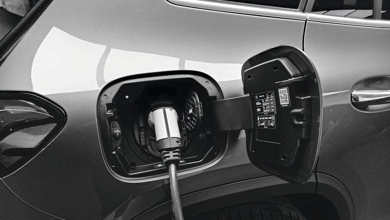 Beim Laden eines Elektroautos entstehen Verluste nicht nur bei der Leistungswandlung. Auch Fahrzeugelektronik, Leitungen, Batterie und Thermomanagement beeinflussen die Gesamtenergiebilanz.(Bild:  frei lizenziert / Pexels)