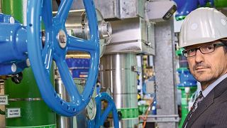 DQS-Auditor Altan Dayankac im Zertifizierungsaudit. (Martin Joppen / DQS GmbH)