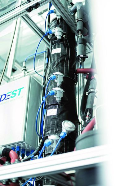 Auf dem Weg zur klimaneutralen Kreislaufwirtschaft bedarf es innovativer Prozesse, aber auch deren kostengünstiger Entwicklung, Potenzialabschätzung und Demonstration. Am Frauhofer ISE arbeiten Forscherinnen und Forscher mit Spezialisten der ASG Analytik-Service AG an einer Destillationsanlage, die helfen soll, PtX-Prozesse in den Produktionsmaßstab zu bringen. (Bild: Iludest; Fraunhofer ISE; ASG)