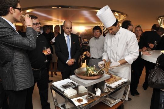 Zur Eröffnungsfeier standen neben den Fahrzeugen und neuen Räumlichkeiten auch die kulinarischen Genüsse im Mittelpunkt. (Foto: BMW)